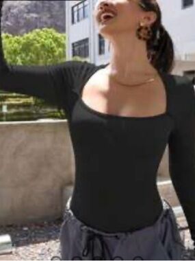 Black Long-Sleeve Scoop Neck Bodysuit - Women